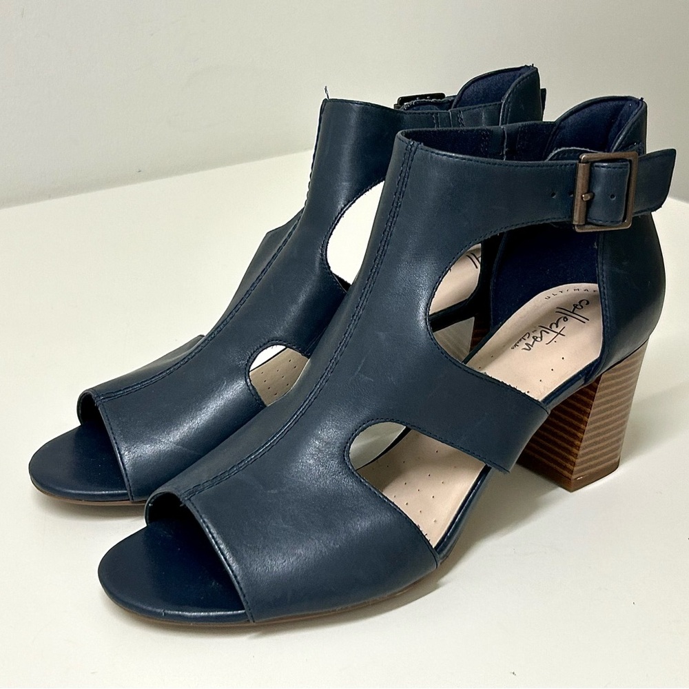 Women’s 9 M Clarks Deva Heidi Blue Leather buckle Strap Heeled Sandals Shoes